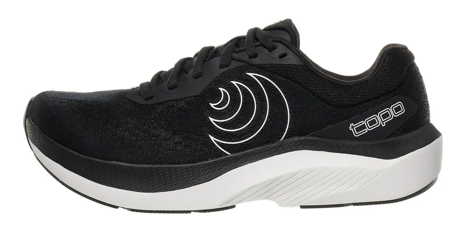 Topo Athletic Magnifly 6 in Black / White