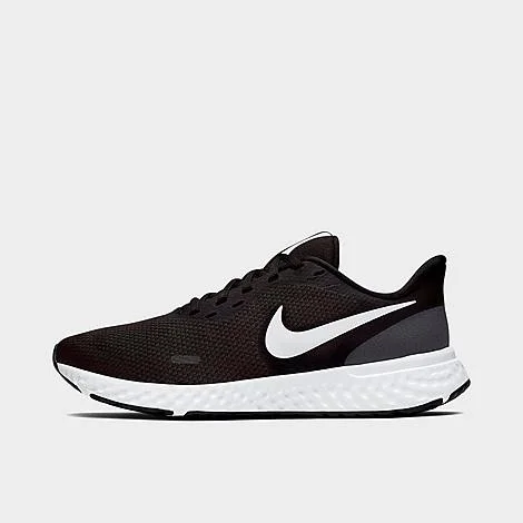 Nike Revolution 5 in Black