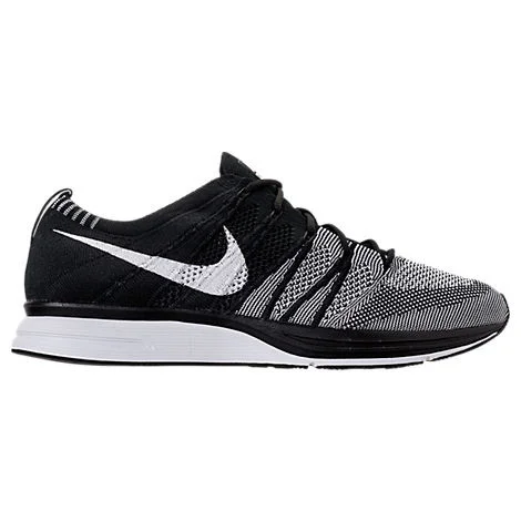 Nike Flyknit Trainer in Black