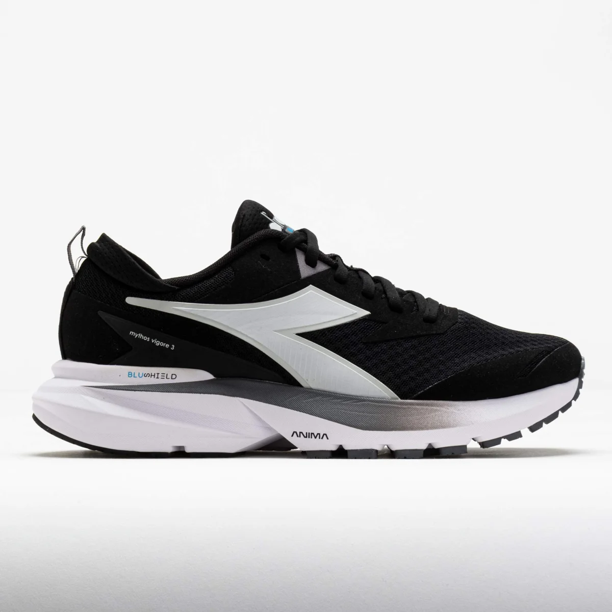 Diadora Mythos Blushield Vigore 3 in Black / White