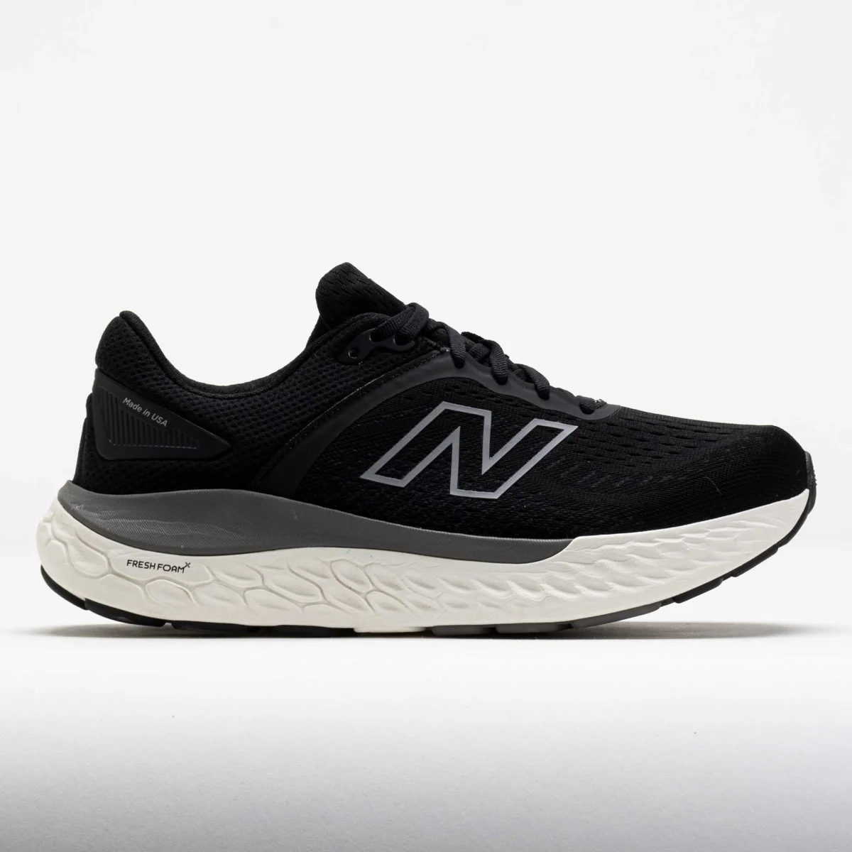 New Balance 1540v4 in Black / White