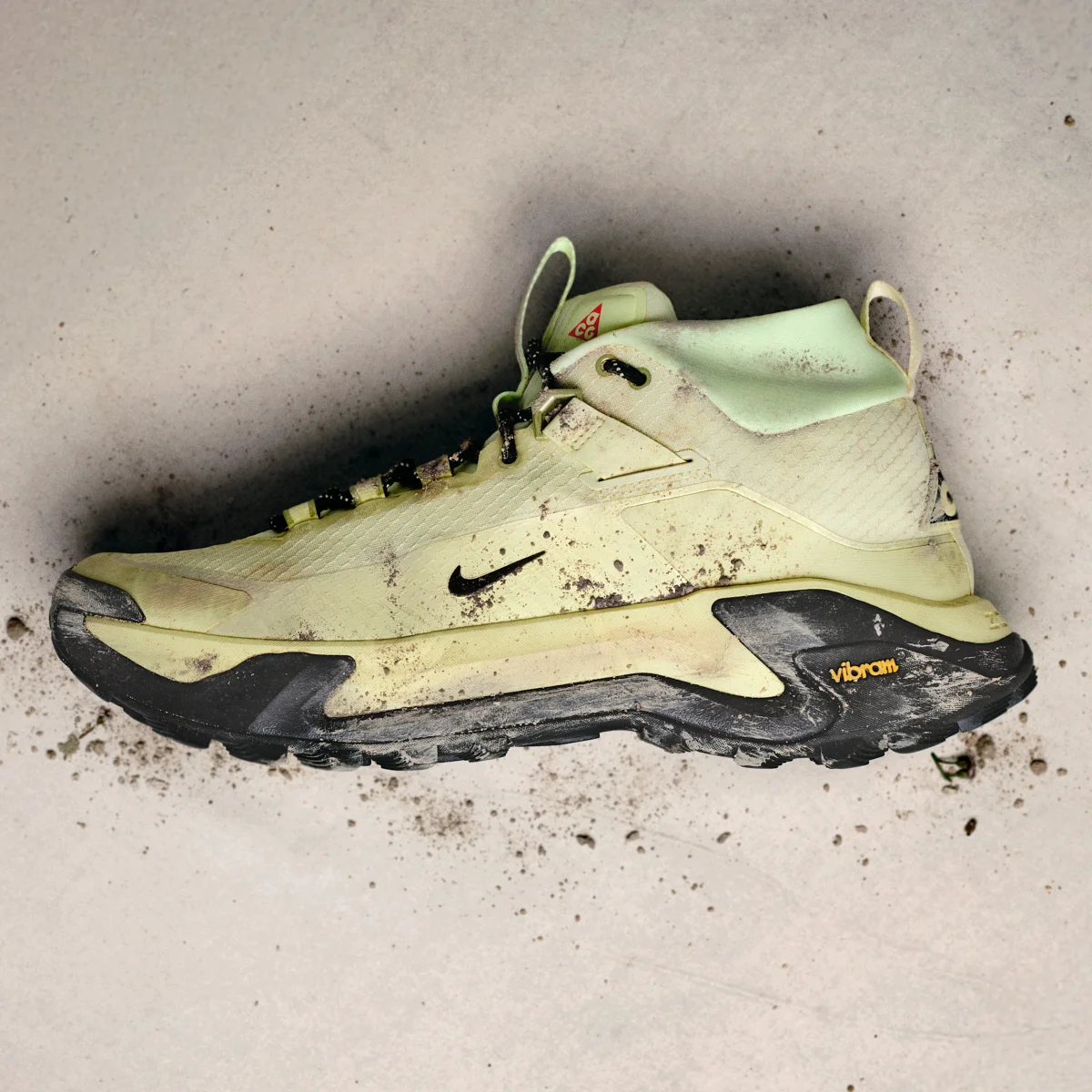 Nike Zegama Hike Hiking in Yellow