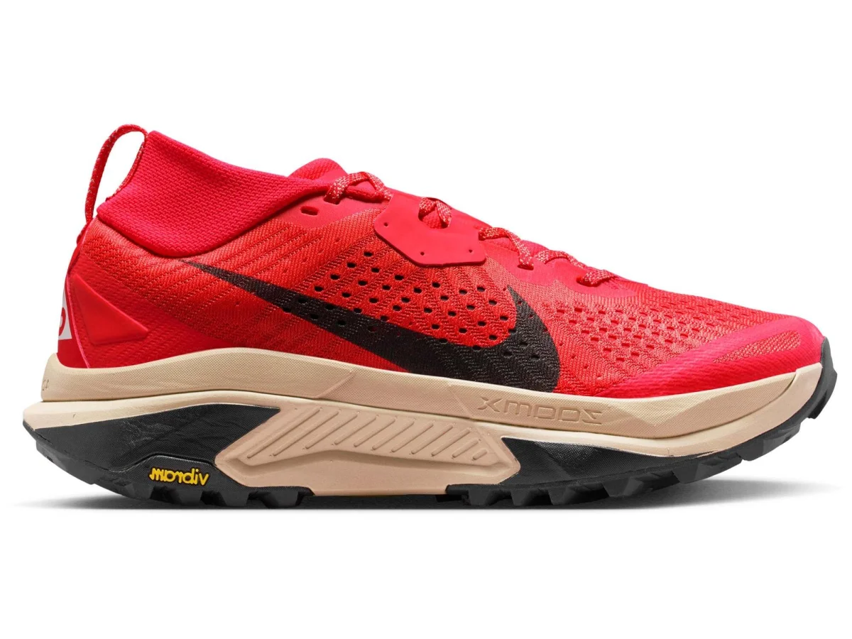 Nike ACG Zegama Trail in Crimson / Linen / Platinum / Black